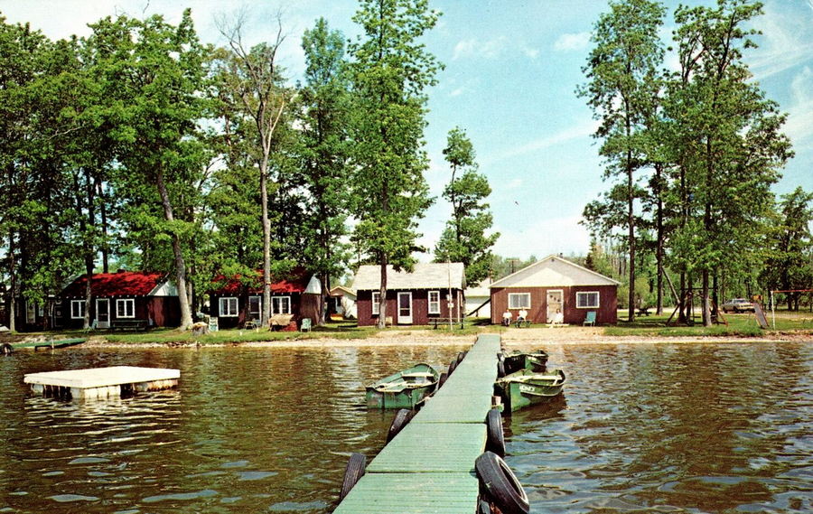 Al & Dollys Resort - Vintage Postcard (newer photo)
